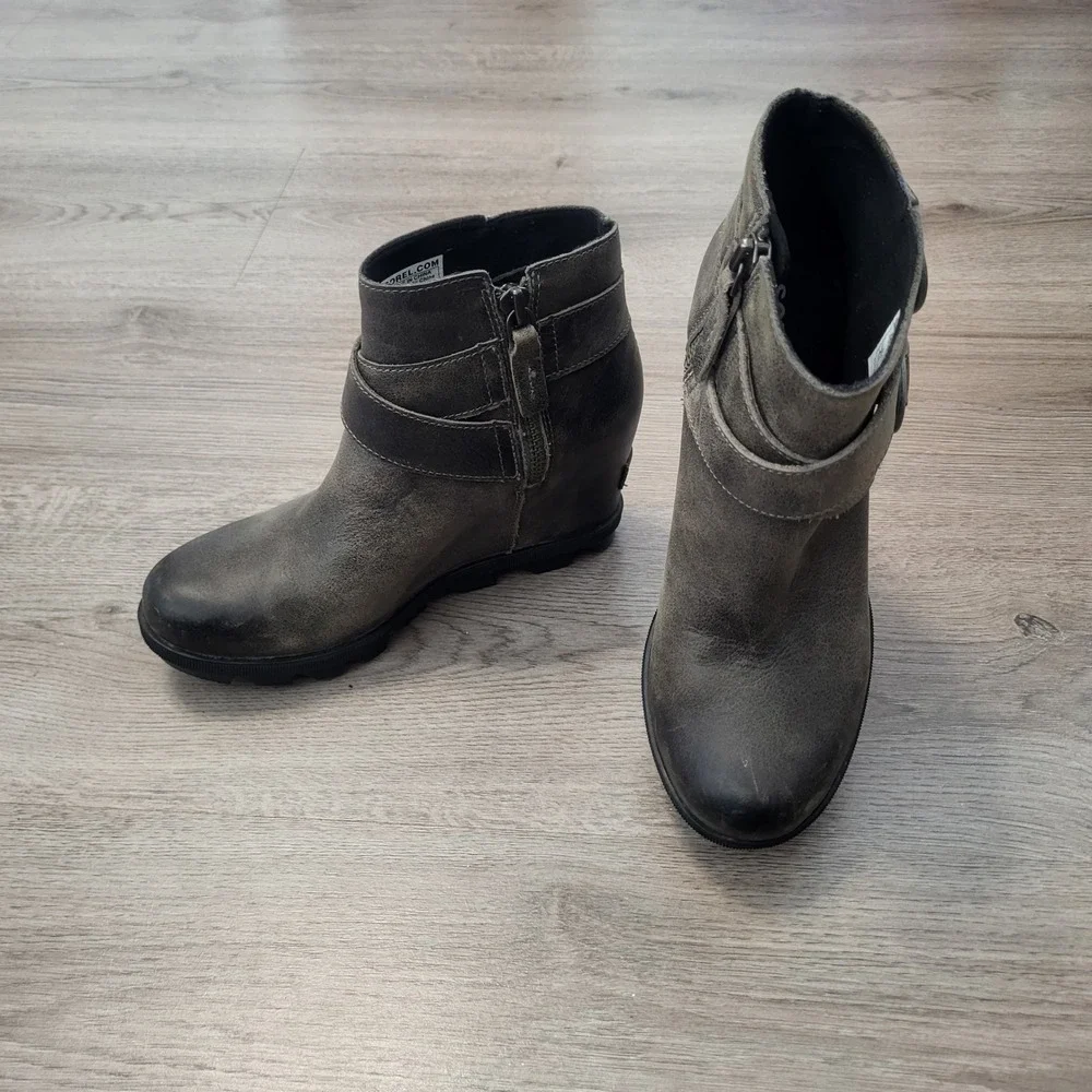 Sorel Joan of Artice Wedge Gray Leather Ankle Boots Buckle Lugged Womens 6.5